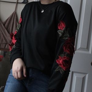 🌹🌹Black long sleeve shirt with roses on sleeves